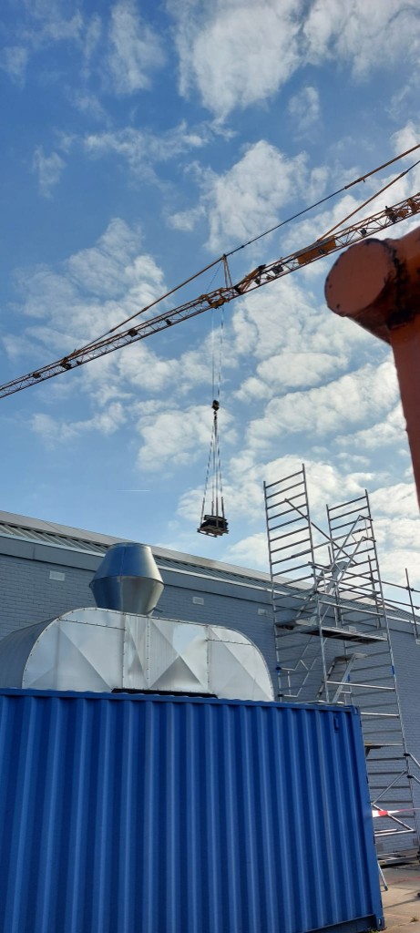 Industrieel dak en kraan