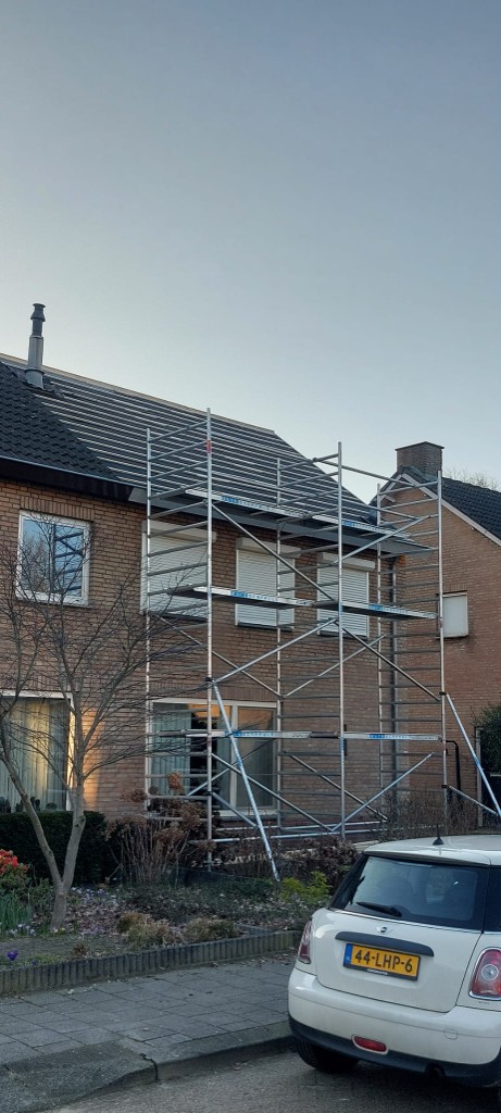 Steiger bij woning
